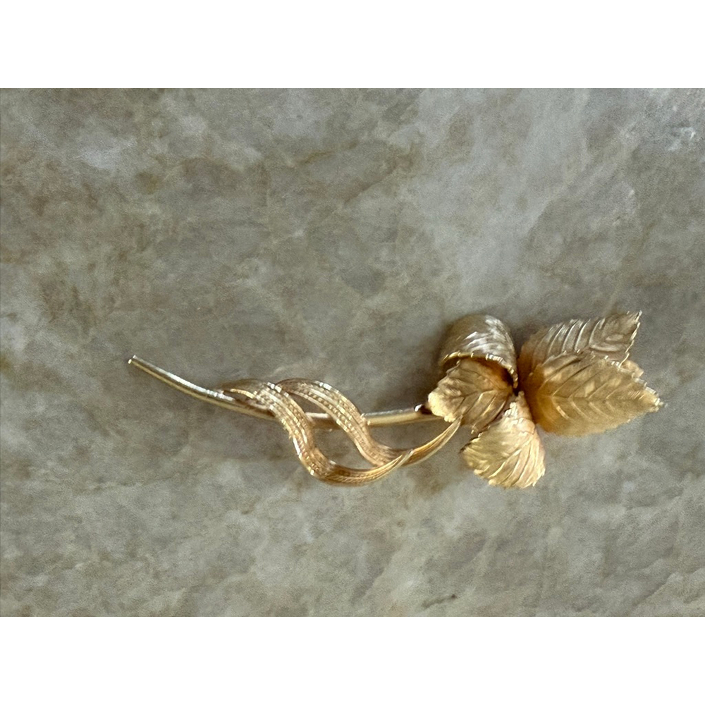 Giovanni Gold Tone Leaf Brooch Pin 24k plated vintage 1966. Christmas rose